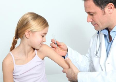 Украина перейдёт к принудительной вакцинации от коронавируса: власти хотят не допустить к занятиям школьников без прививки