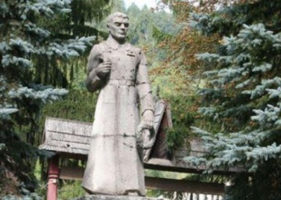 На Закарпатье отказались сносить памятник советским воинам