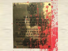 Российское консульство в Праге облили красной краской