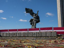 В Риге люди продолжают нести цветы к памятнику Освободителям, несмотря на то, что вчерашние сгребли трактором