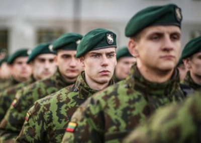 Литва решила призывать юношей в армию сразу после школы