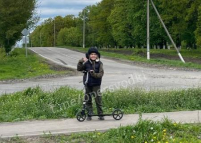 8-летний Лёша из Белгородской области ежедневно встречает колонну российских военных, чтобы порадовать ребят: «они же далеко от дома»