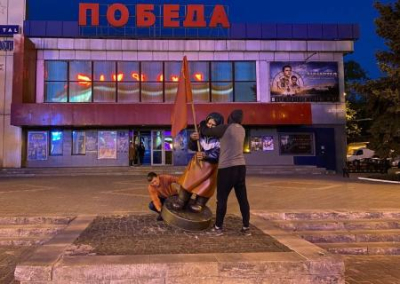 В Белгороде убрали памятник, установленный бабушке с советским флагом