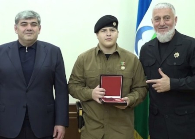15-летний сын Кадырова получал пятую награду с золотым пистолетом в кобуре