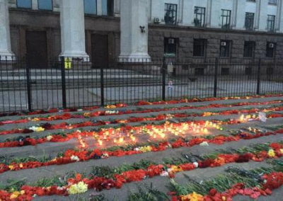 Одесса помнит 2 мая: у Дома профсоюза море цветов
