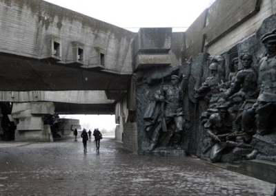 Стирается подвиг украинцев в войне с фашистами. Киевляне против сноса мемориала возле Музея истории Украины