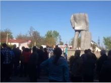 Под Одессой местные жители подрались с боевиками «Азова» из-за сноса памятника Ленину