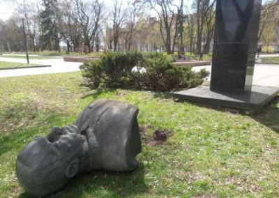 Плохим нацистским танцорам памятники мешают: на Украине продолжают политику разрушения