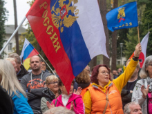 Германия выходит на протесты под российскими флагами