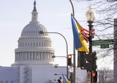 Наблюдающаяся в Вашингтоне сумятица беспокоит его союзников. Из-за политических споров США могут проиграть на Украине