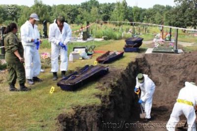 В ДНР из братской могилы подняты останки 40 человек