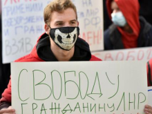 В Донецке митингуют под штаб-квартирой СММ ОБСЕ — требуют освобождения похищенного офицера СЦКК
