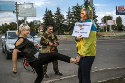 Донецкий Голливуд: Постановочное шоу с избиениями патриотки попало в доклад о российских преступлениях в Донбассе