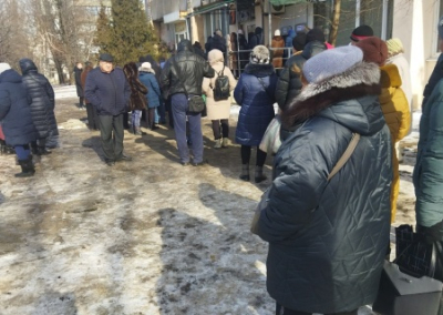 В ЛНР не хватает банковских отделений и банкоматов, люди часами стоят в очереди