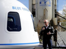 Глава Amazon миллиардер Безос на 10 минут слетал в космос