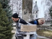 На Украине активизировались мародёры. Их привязывают к столбам пищевой плёнкой