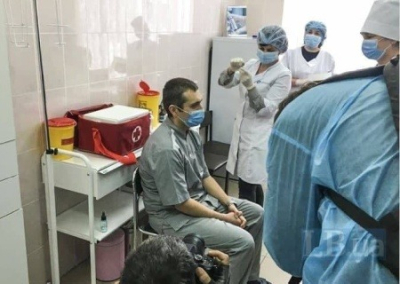 На Украине первым «подопытным кроликом» индийской вакцины стал врач из Черкасс