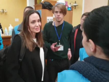 На Украине поступил в продажу недоеденный круассан Анджелины Джоли