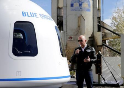 Глава Amazon миллиардер Безос на 10 минут слетал в космос
