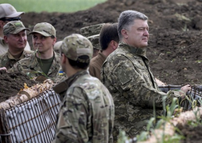 Ничего смешнее вы не увидите: Порошенко воюет в декоративном окопе