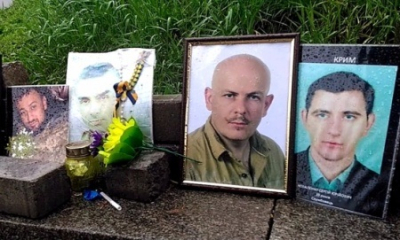 Киевские антифашисты вывесили фотографии Олеся Бузины и раскидали листовки на Крещатике