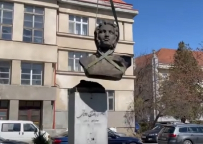 В Днепропетровске демонтируют памятники Пушкину, Ломоносову и Горькому