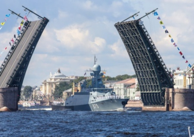 Нас не потопят, заверил Путин на главном военно-морском параде России в Питере