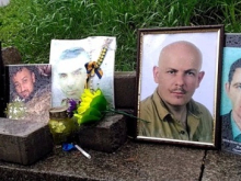 Киевские антифашисты вывесили фотографии Олеся Бузины и раскидали листовки на Крещатике