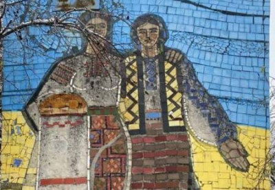 В Ровно декоммунизировали мозаику с двумя украинками, приняв одну из них за россиянку