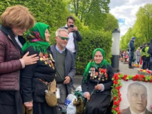 9 мая киевляне отбили у полиции двух сестёр — бабушек-ветеранов с портретом Жукова