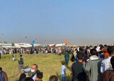 Военные США выстрелами сдерживают многотысячную толпу беженцев в аэропорту Кабула