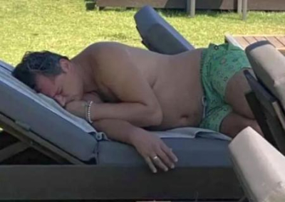 «Кто спит — тот не вредит». Глава МИД Украины Кулеба в рабочее время уснул на турецком пляже