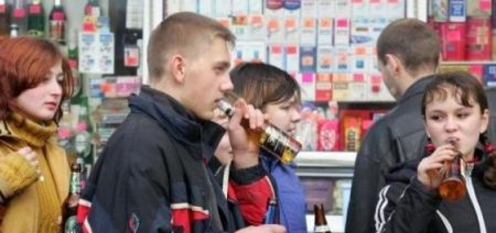 Употребление спиртного несовершеннолетними. Курящая и пьющая молодежь. Курящие и пьющие подростки. Алкоголь и молодежь. Детский алкоголизм.