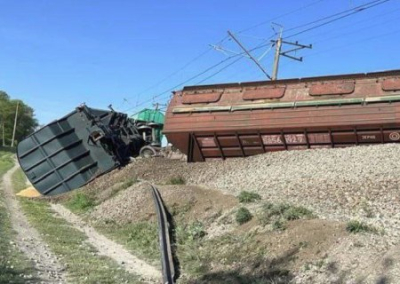 В Крыму поезд с зерном сошёл с рельсов. Крымская железная дорога заявляет о «вмешательстве посторонних лиц»