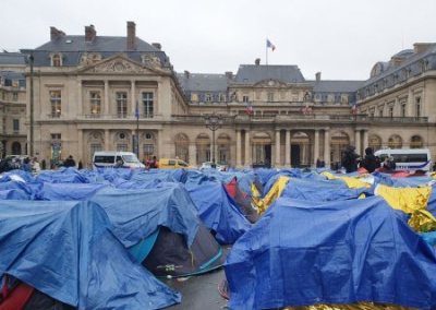 Под Лувром несовершеннолетние мигранты разбили палаточный городок