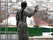 Памятник Алёнке, шокировавший россиян, продали на аукционе за 2,6 млн рублей