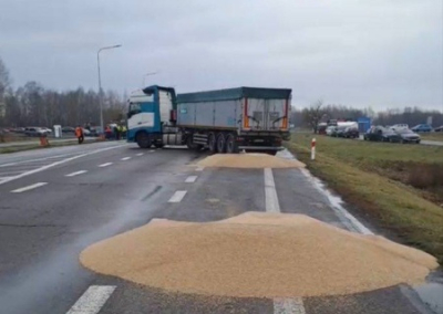 Польские фермеры атакуют украинские зерновозы и высыпают из них пшеницу