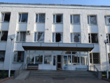 В результате обстрела Первомайска (ЛНР) со стороны ВСУ повреждены здание администрации и школа искусств