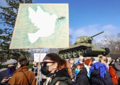 МВД РФ предостерегло россиян о последствиях участия в антивоенном митинге, прикрывающимся женщинами