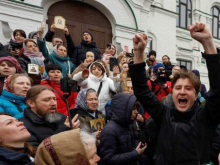 Верующие вновь пришли на защиту Киево-Печерской лавры