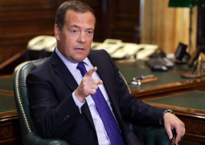 Медведев призвал уничтожать террористов, «как бешеных собак со слюнявыми пастями»