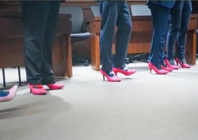 Канадские министры устроили дефиле в женских туфлях на каблуках