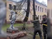 В Чернигове снесли памятник Зое Космодемьянской