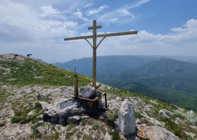 Крест на горной вершине Крыма — святыня или «оскорбление иных верующих»?
