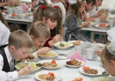 Питание в украинских школах дореформировали до баланды. Родители в шоке!