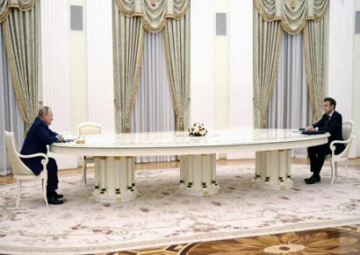 Стол — наш! Испанские и итальянские мебельщики спорят, кто именно изготовил четырёхметровый стол Владимира Путина