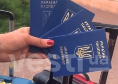 Украинку, которая вместе с детьми выбросила украинские паспорта, травят в соцсетях