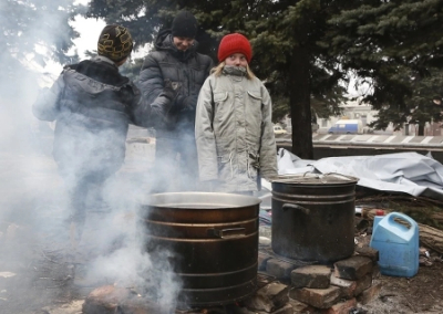 В Лисичанске администрация подвозит людям дрова для приготовления пищи на кострах. В городе по-прежнему нет воды и отопления