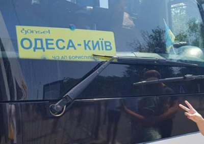 Под аплодисменты пассажиров полицейские на трассе вытолкнули из автобуса двух невакционированных украинцев