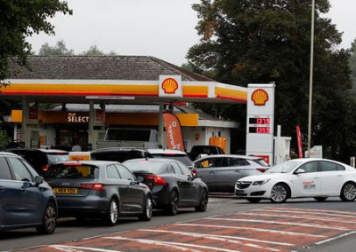 «Бензиновая паника» в Британии. Бензовозы охраняют военные